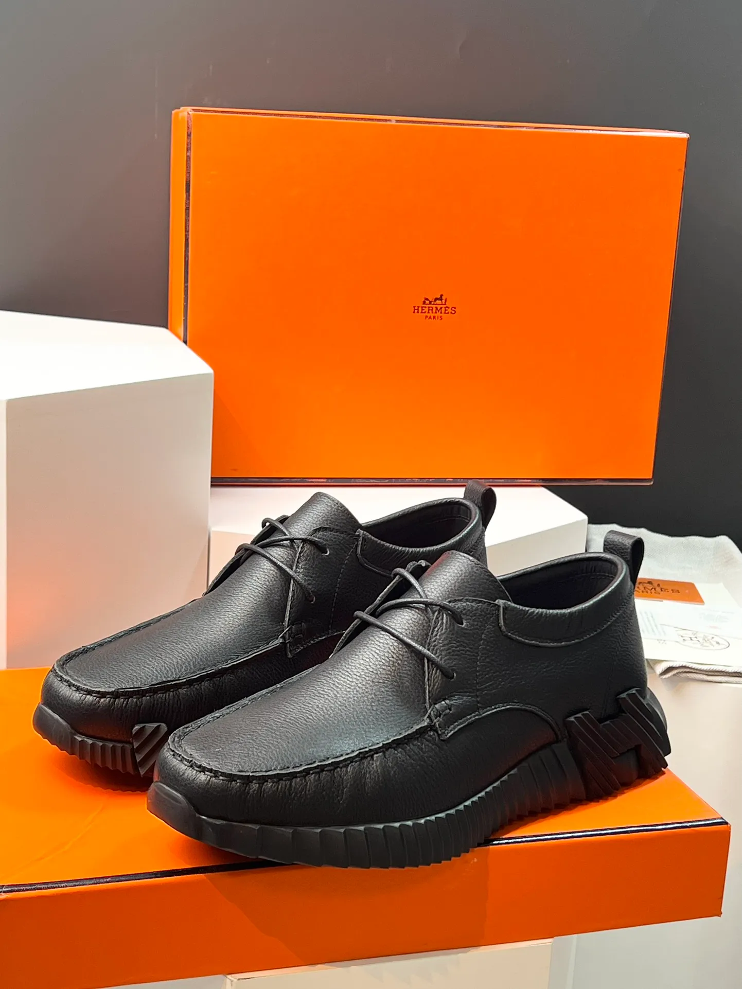 PP660【Hermes】fe new arrival~New Bouncing sneakers are the most comfortable shoes from Hermès. They are extremely light on the feet and look great. You won’t feel tired even when you go shopping and running around👍. They are light and comfortable. They are extremely light. They are perfect for both sports and leisure. They feel great when you step on them! It’s up to you to choose, there’s always what you want~ ✔️Fabric: Imported first-layer cowhide ✔️Inner lining: Imported water-dyed cowhide ✔️Outsole: Seamless combination of IP+TPU (multi-color letters) German technology irradiation machine ✔️Code number: Male 38-44 (45 customized)